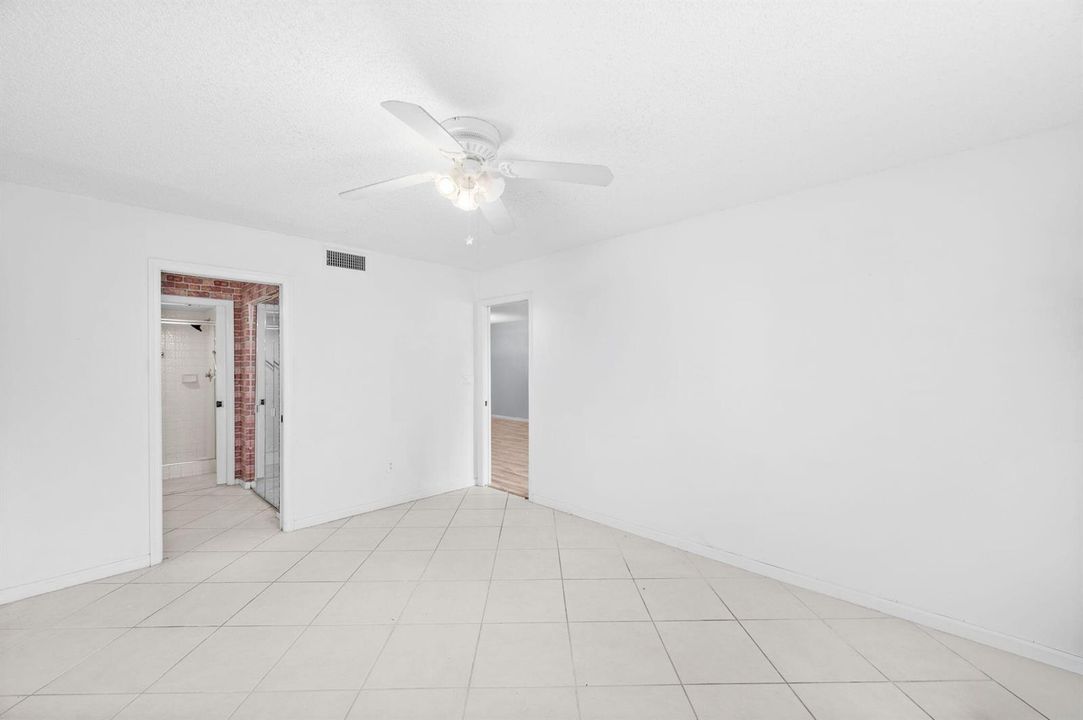 17-web-or-mls-10837 W Clairmont Cir #208