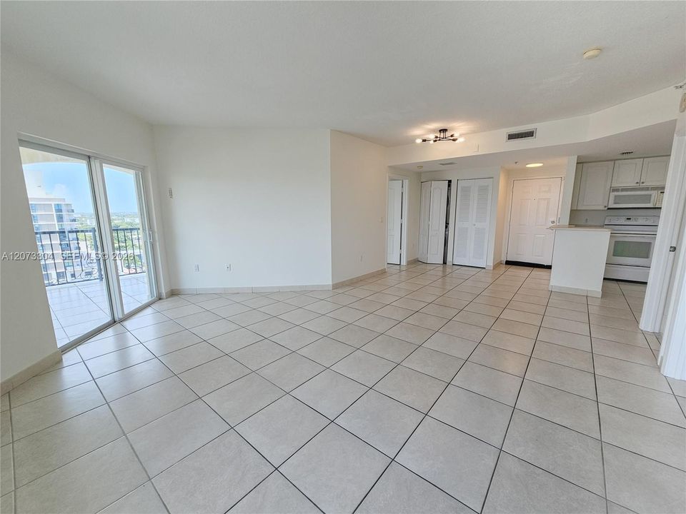 В аренду: $2,975 (2 спален, 2 ванн, 1011 Квадратных фут)