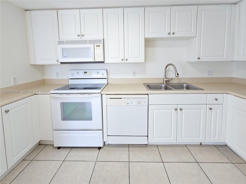 В аренду: $2,975 (2 спален, 2 ванн, 1011 Квадратных фут)