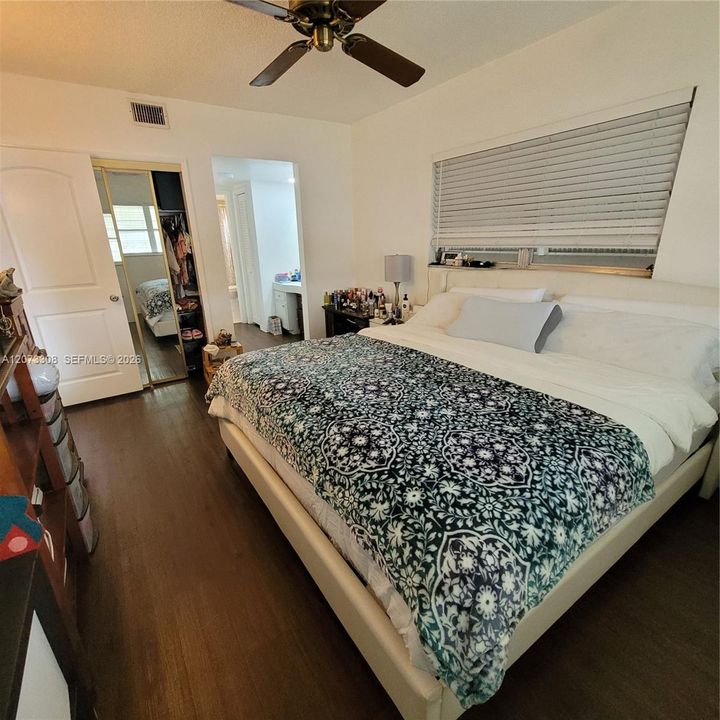 For Sale: $135,000 (1 beds, 1 baths, 744 Square Feet)
