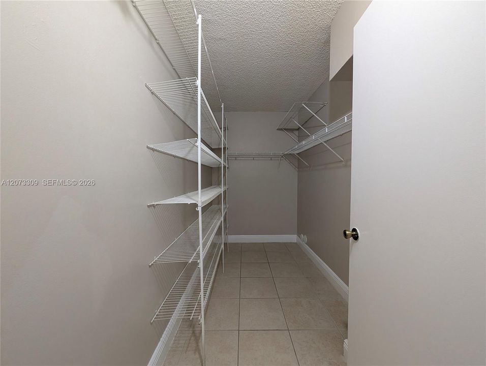 For Rent: $1,800 (1 beds, 1 baths, 659 Square Feet)