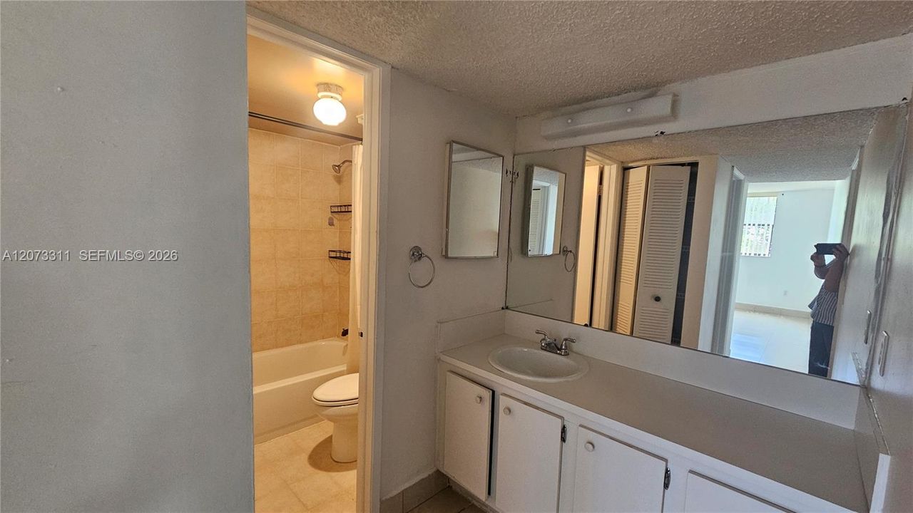 For Sale: $235,000 (2 beds, 2 baths, 866 Square Feet)
