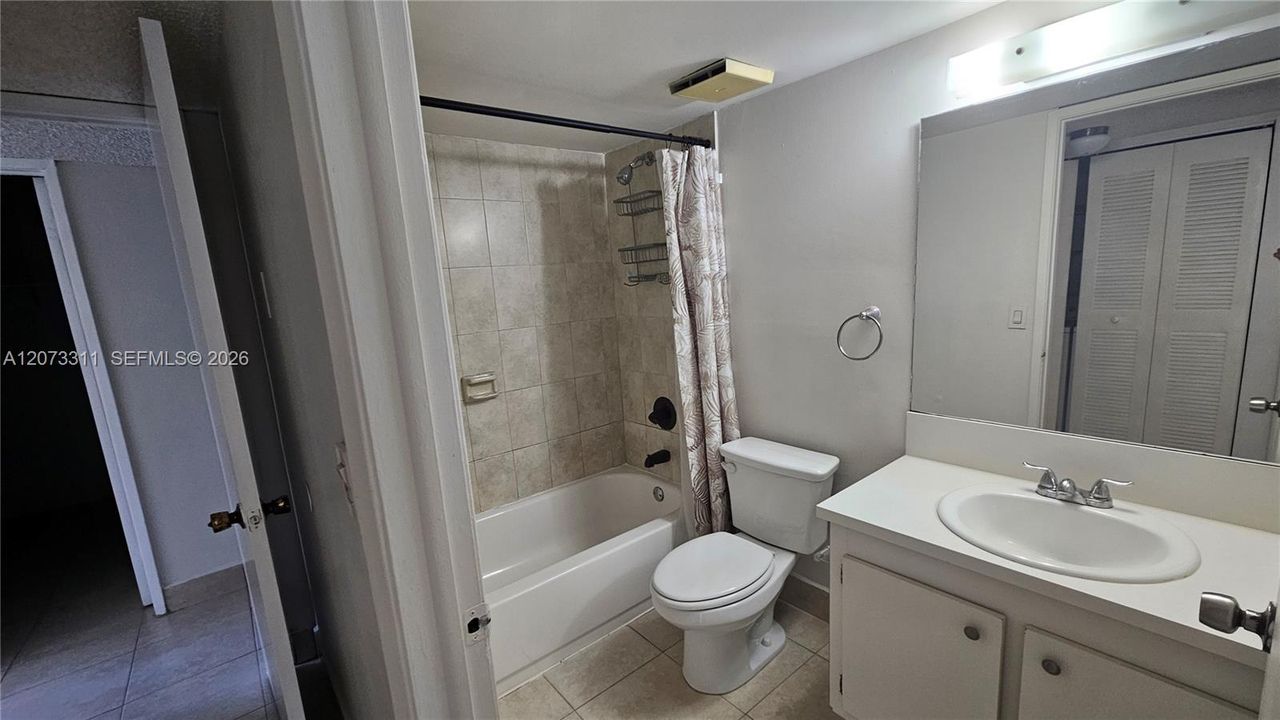 For Sale: $235,000 (2 beds, 2 baths, 866 Square Feet)
