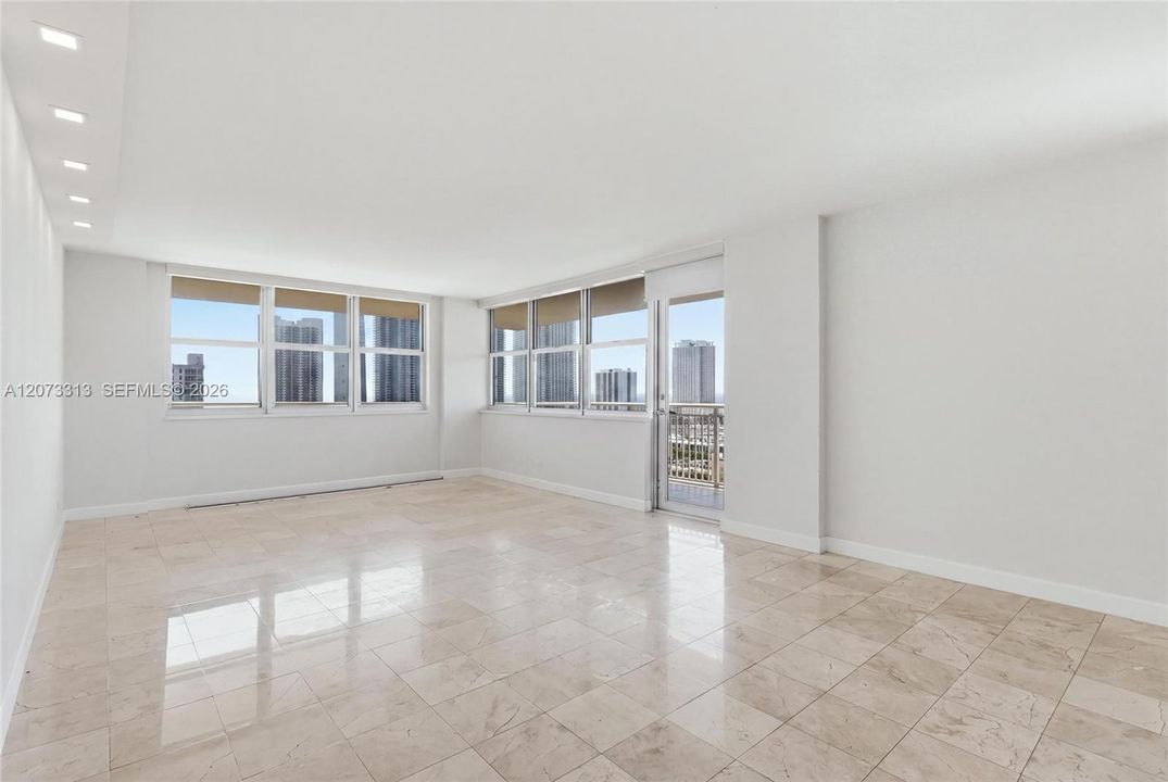 En Venta: $849,000 (3 camas, 3 baños, 1890 Pies cuadrados)
