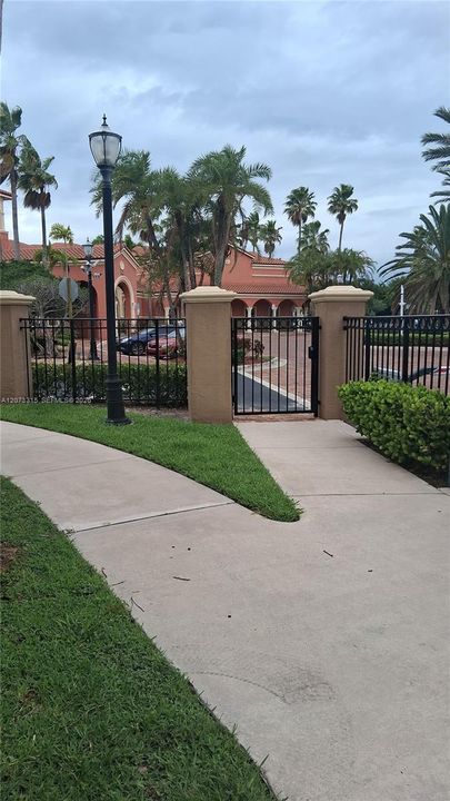 For Rent: $2,250 (2 beds, 1 baths, 890 Square Feet)