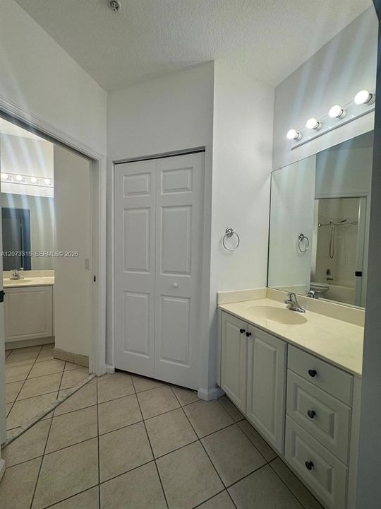 For Rent: $2,250 (2 beds, 1 baths, 890 Square Feet)
