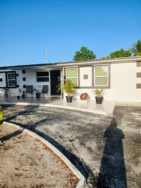 For Sale: $825,000 (3 beds, 2 baths, 2274 Square Feet)