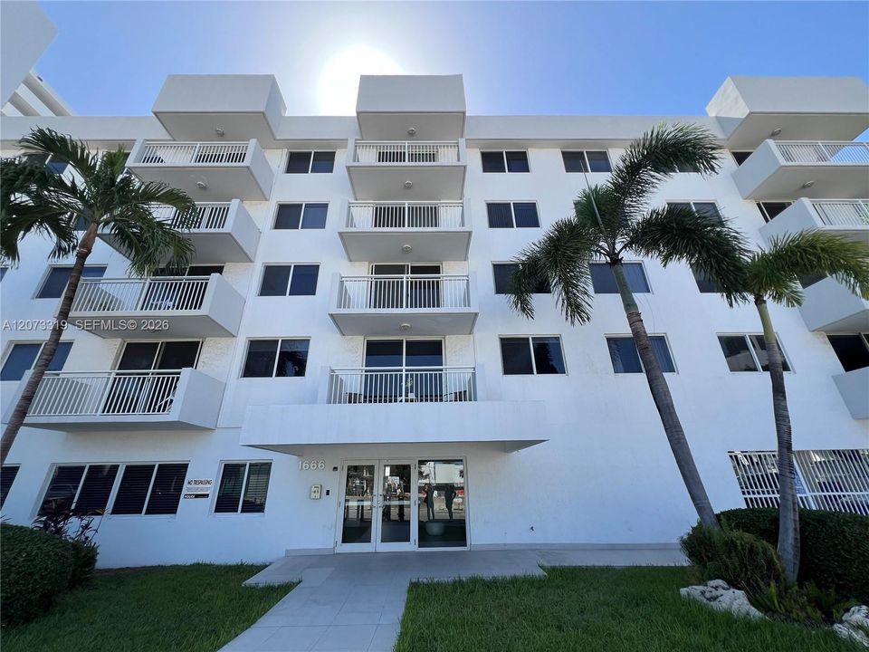 For Rent: $3,700 (2 beds, 2 baths, 1065 Square Feet)
