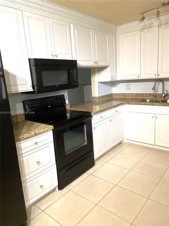 В аренду: $2,400 (2 спален, 2 ванн, 1060 Квадратных фут)