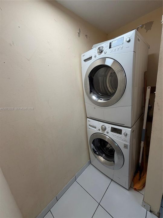 For Sale: $775,000 (1 beds, 1 baths, 946 Square Feet)