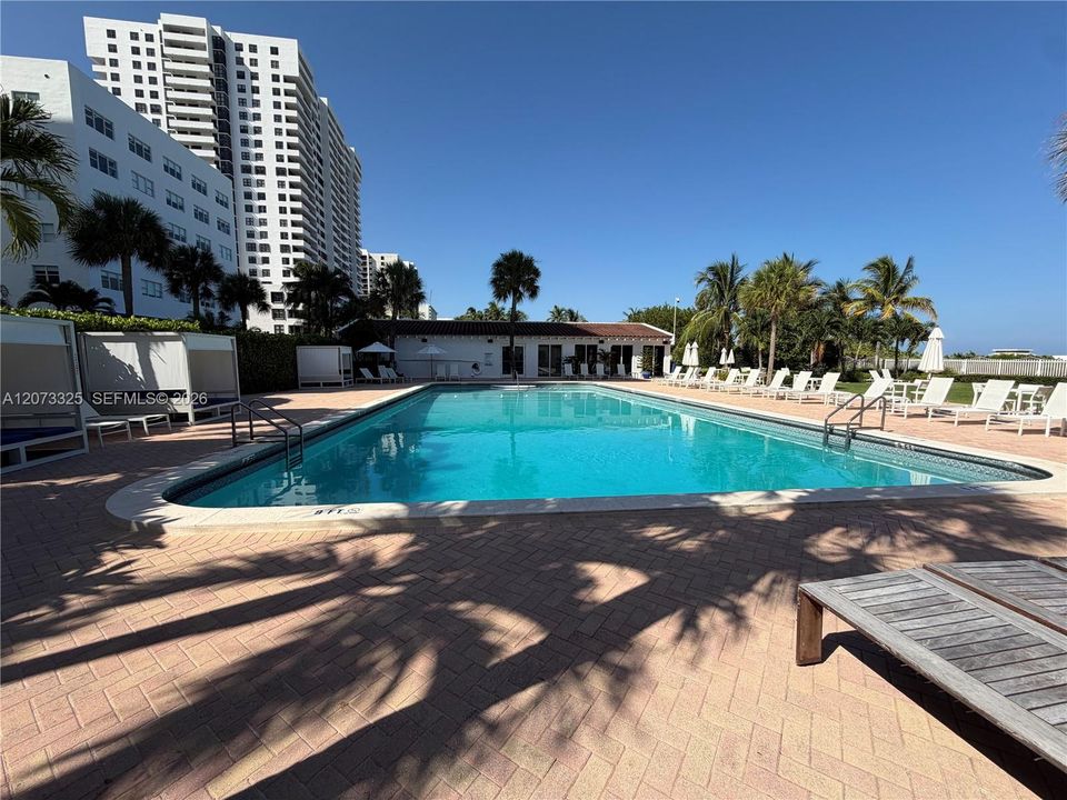For Sale: $775,000 (1 beds, 1 baths, 946 Square Feet)