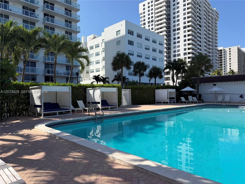 For Sale: $775,000 (1 beds, 1 baths, 946 Square Feet)