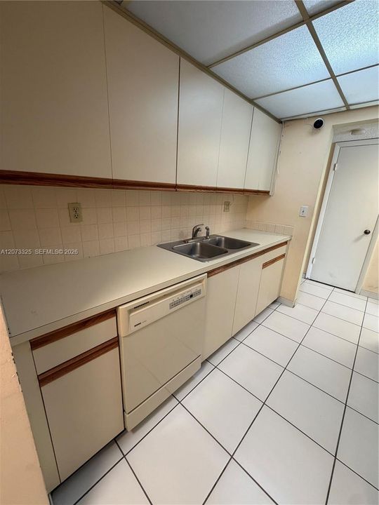 For Sale: $775,000 (1 beds, 1 baths, 946 Square Feet)