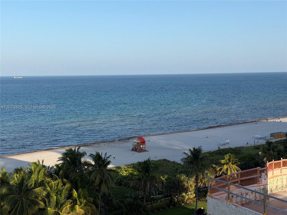 For Sale: $775,000 (1 beds, 1 baths, 946 Square Feet)