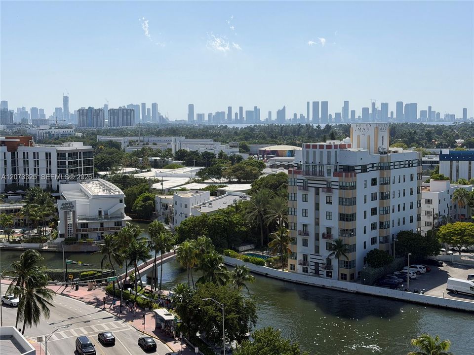 For Sale: $775,000 (1 beds, 1 baths, 946 Square Feet)