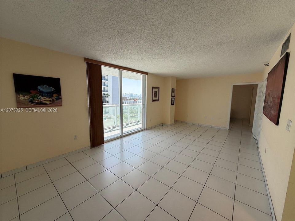 For Sale: $775,000 (1 beds, 1 baths, 946 Square Feet)