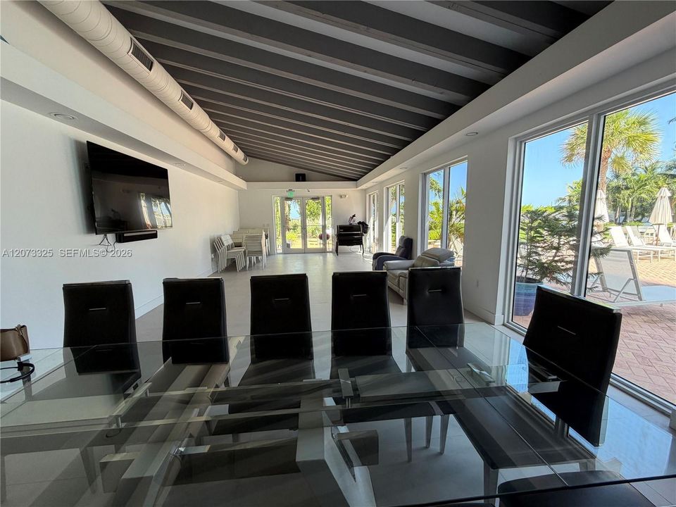 For Sale: $775,000 (1 beds, 1 baths, 946 Square Feet)