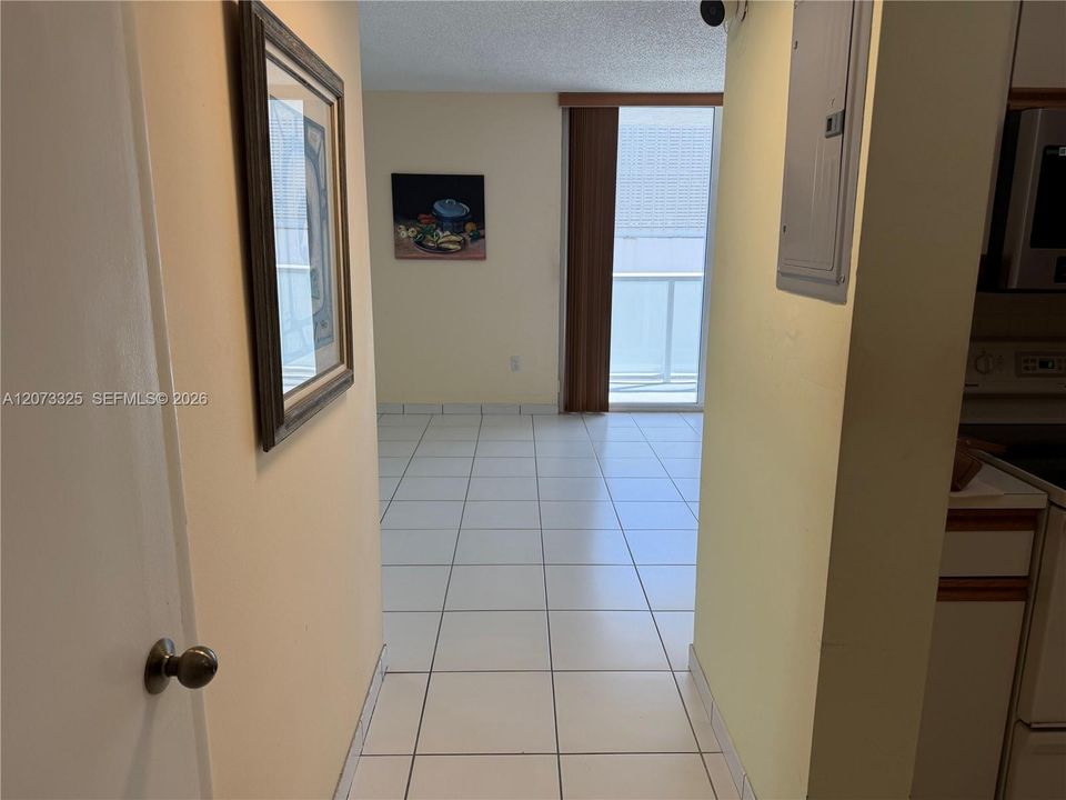For Sale: $775,000 (1 beds, 1 baths, 946 Square Feet)
