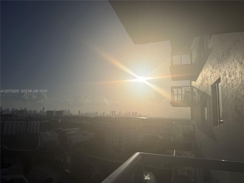 For Sale: $775,000 (1 beds, 1 baths, 946 Square Feet)