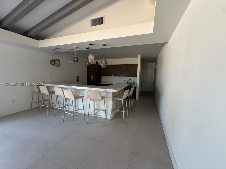 For Sale: $775,000 (1 beds, 1 baths, 946 Square Feet)