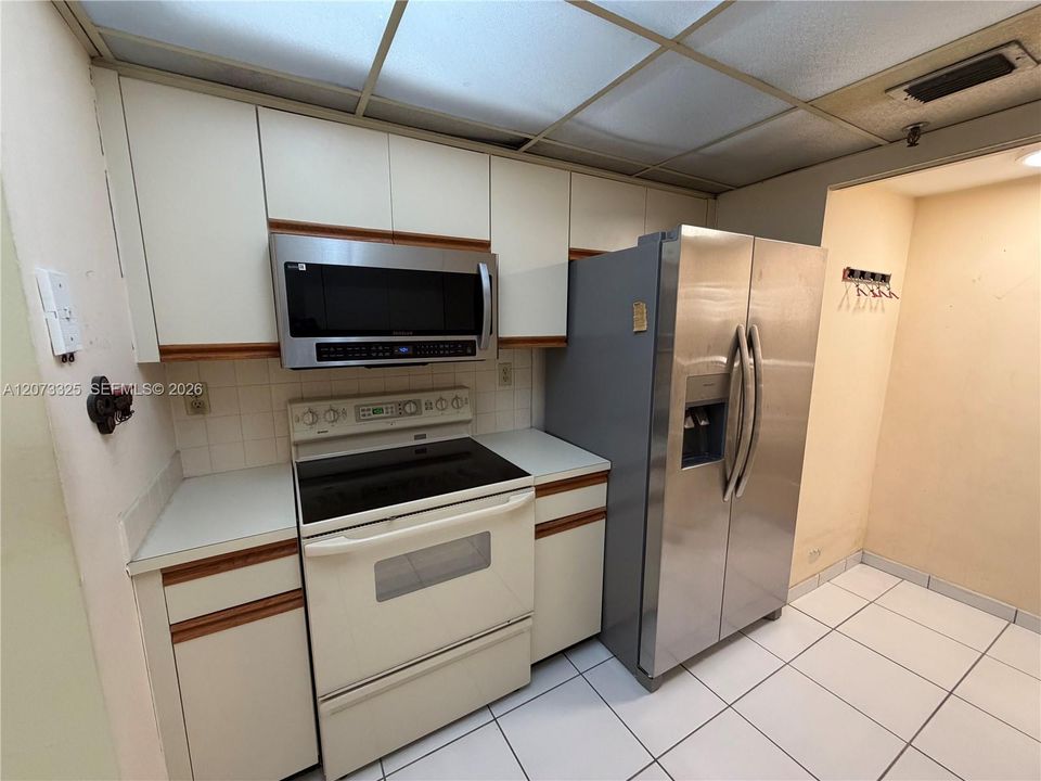 For Sale: $775,000 (1 beds, 1 baths, 946 Square Feet)