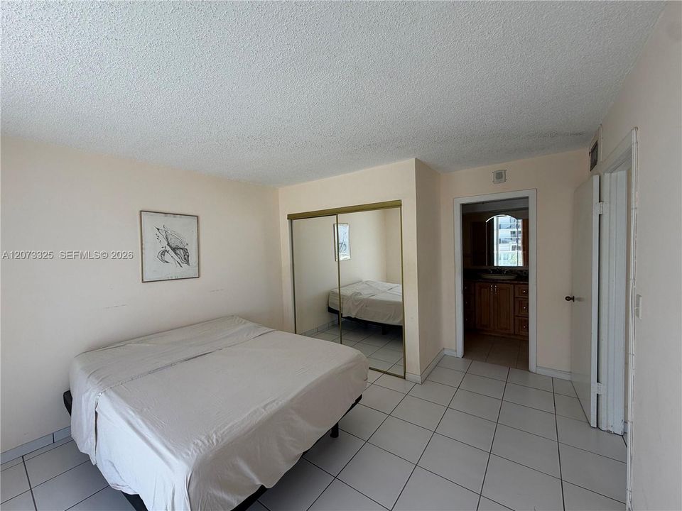 For Sale: $775,000 (1 beds, 1 baths, 946 Square Feet)