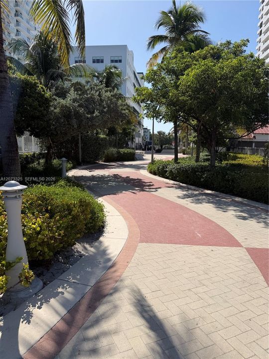 For Sale: $775,000 (1 beds, 1 baths, 946 Square Feet)
