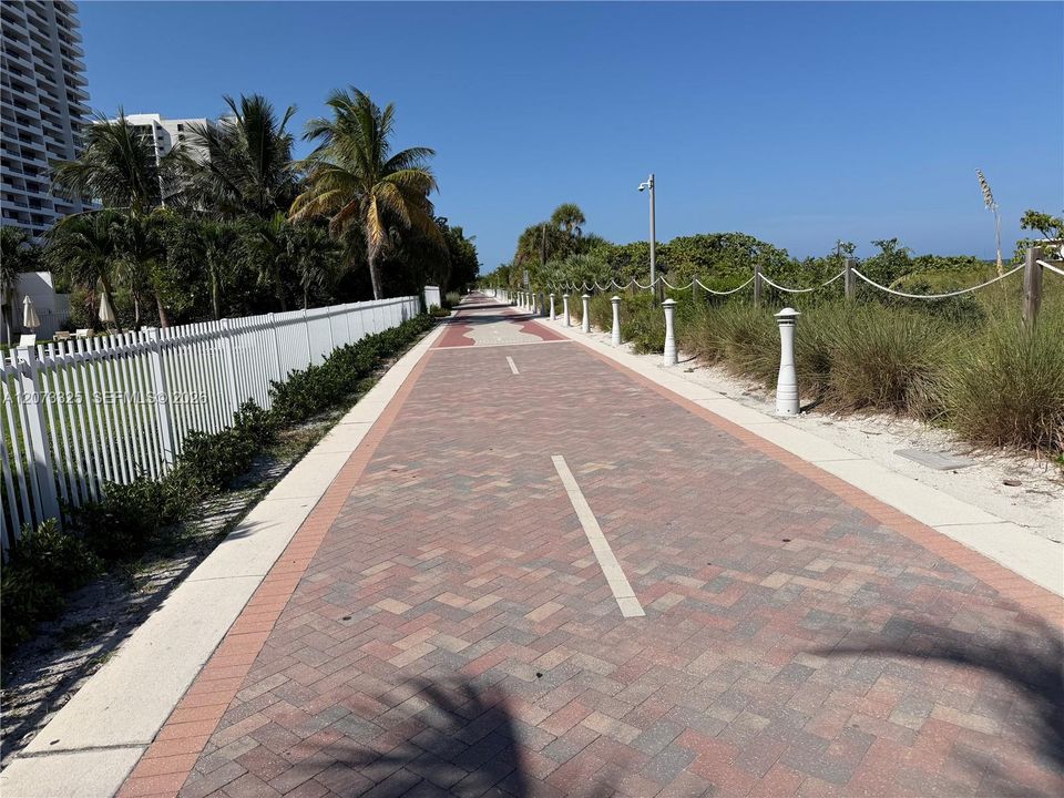 For Sale: $775,000 (1 beds, 1 baths, 946 Square Feet)