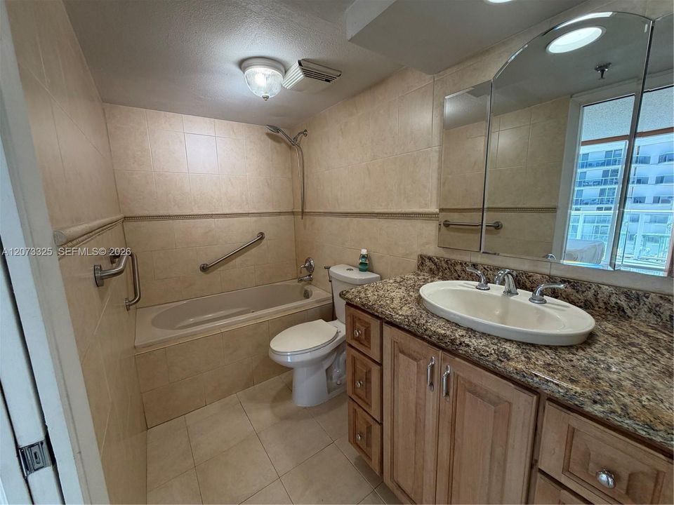 For Sale: $775,000 (1 beds, 1 baths, 946 Square Feet)