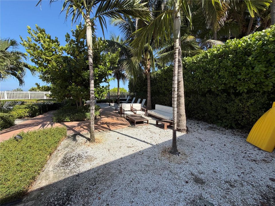 For Sale: $775,000 (1 beds, 1 baths, 946 Square Feet)