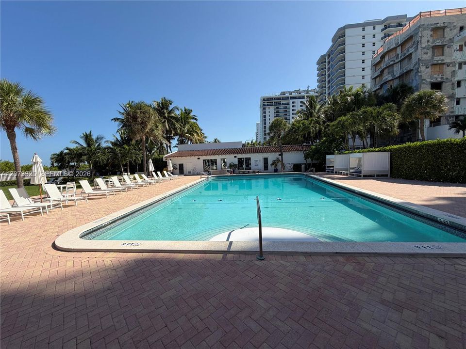 For Sale: $775,000 (1 beds, 1 baths, 946 Square Feet)