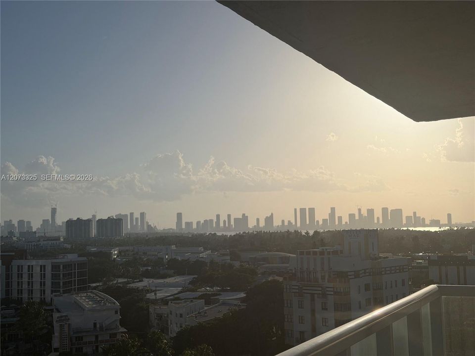 For Sale: $775,000 (1 beds, 1 baths, 946 Square Feet)