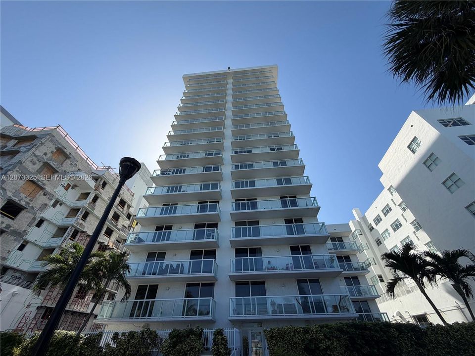 For Sale: $775,000 (1 beds, 1 baths, 946 Square Feet)