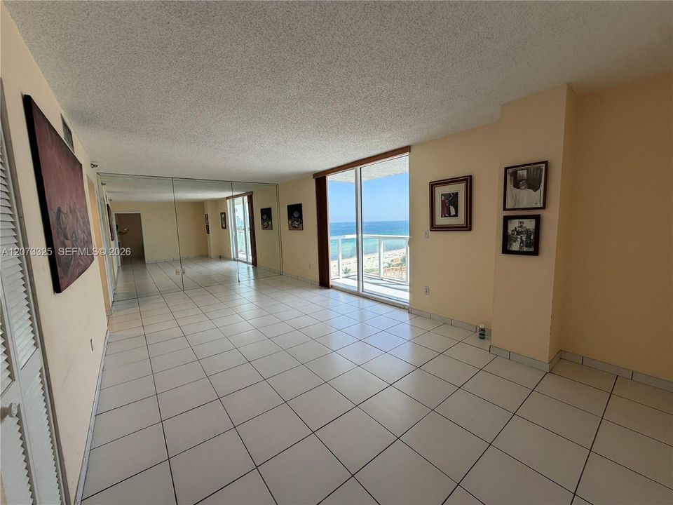 For Sale: $775,000 (1 beds, 1 baths, 946 Square Feet)