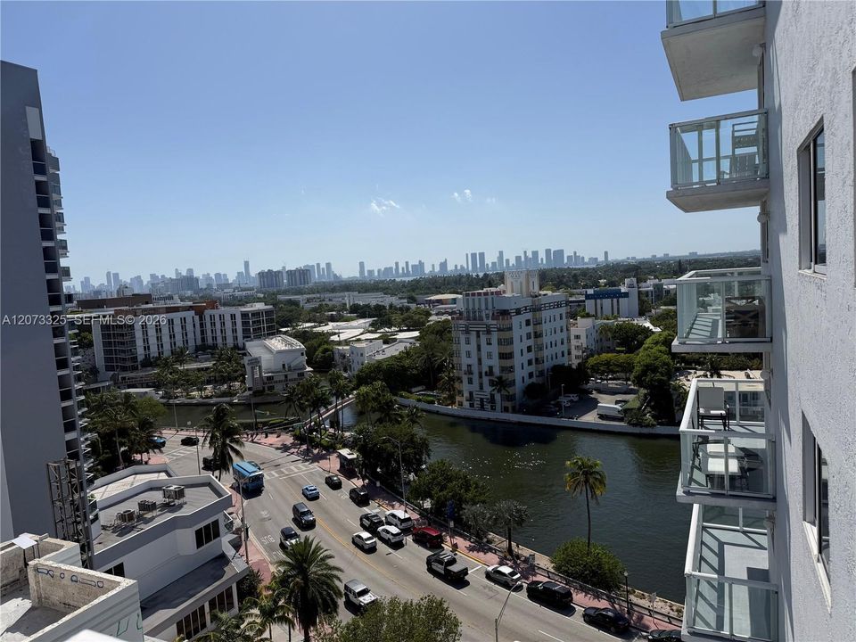 For Sale: $775,000 (1 beds, 1 baths, 946 Square Feet)