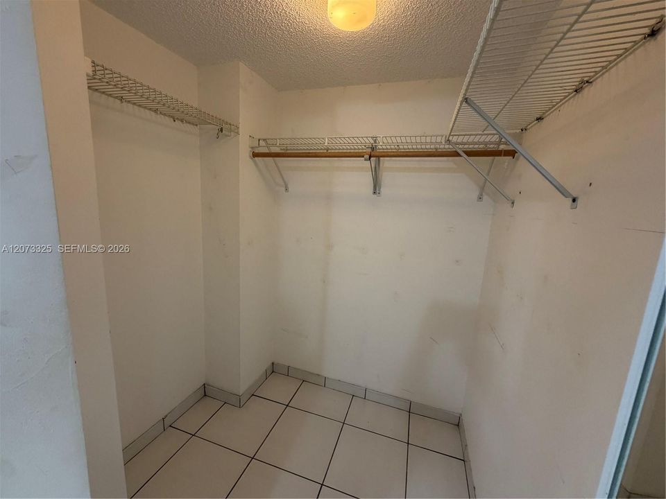 For Sale: $775,000 (1 beds, 1 baths, 946 Square Feet)