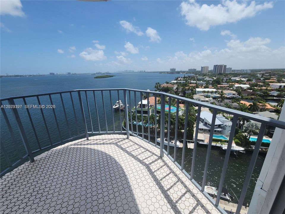 En Venta: $425,000 (1 camas, 2 baños, 1124 Pies cuadrados)