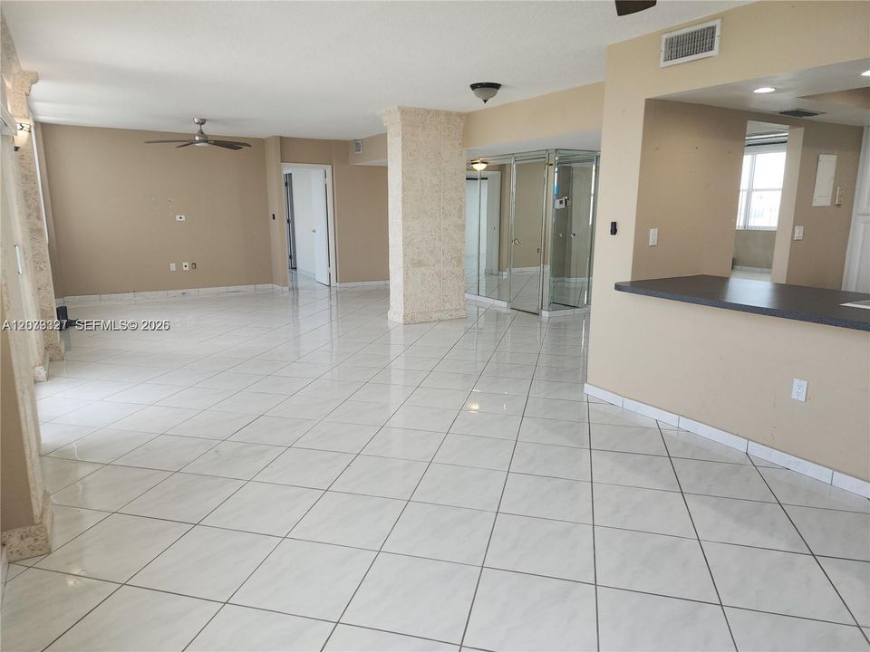 En Venta: $425,000 (1 camas, 2 baños, 1124 Pies cuadrados)
