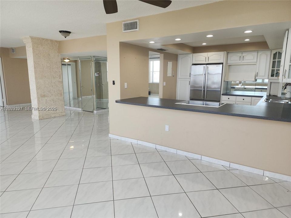 En Venta: $425,000 (1 camas, 2 baños, 1124 Pies cuadrados)