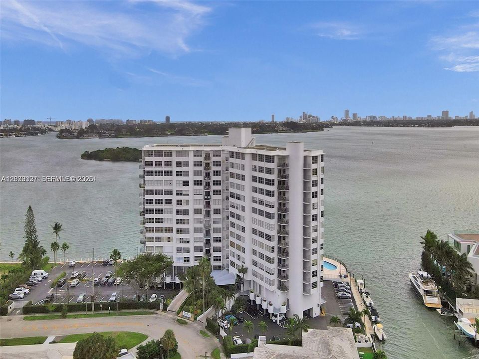 En Venta: $425,000 (1 camas, 2 baños, 1124 Pies cuadrados)