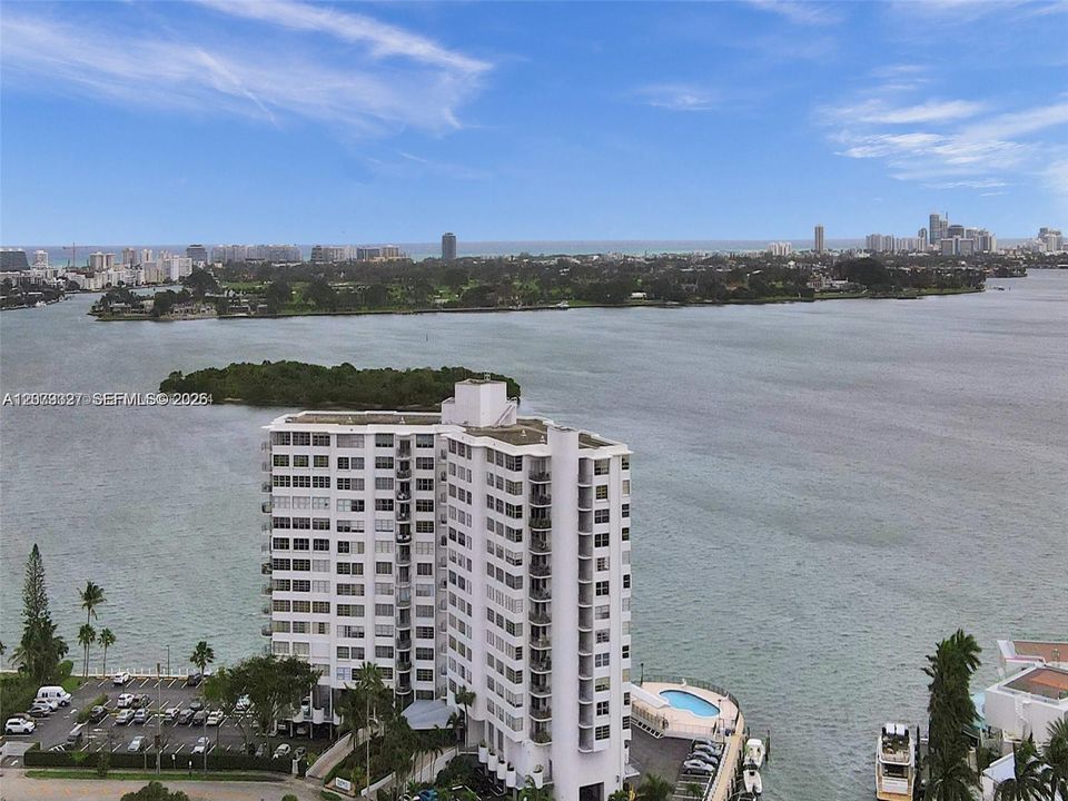 En Venta: $425,000 (1 camas, 2 baños, 1124 Pies cuadrados)