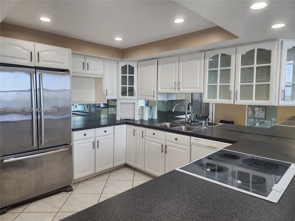 En Venta: $425,000 (1 camas, 2 baños, 1124 Pies cuadrados)
