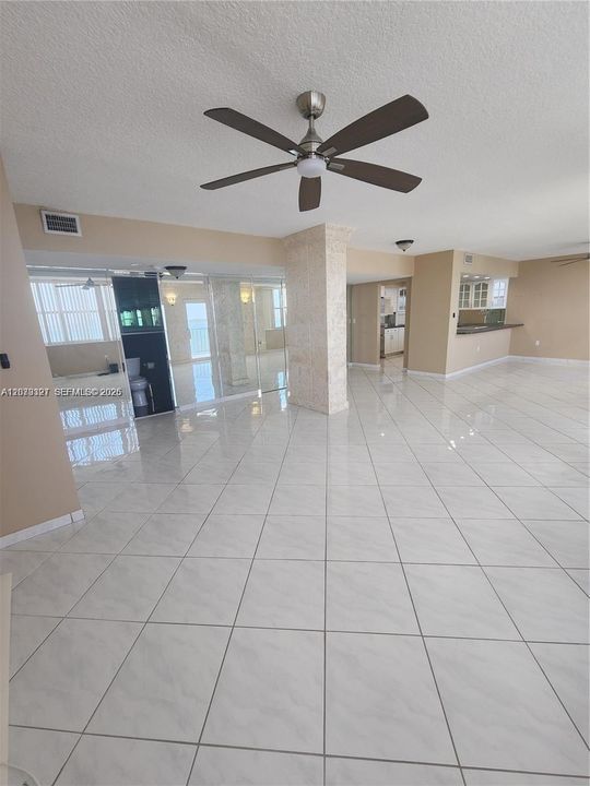 En Venta: $425,000 (1 camas, 2 baños, 1124 Pies cuadrados)