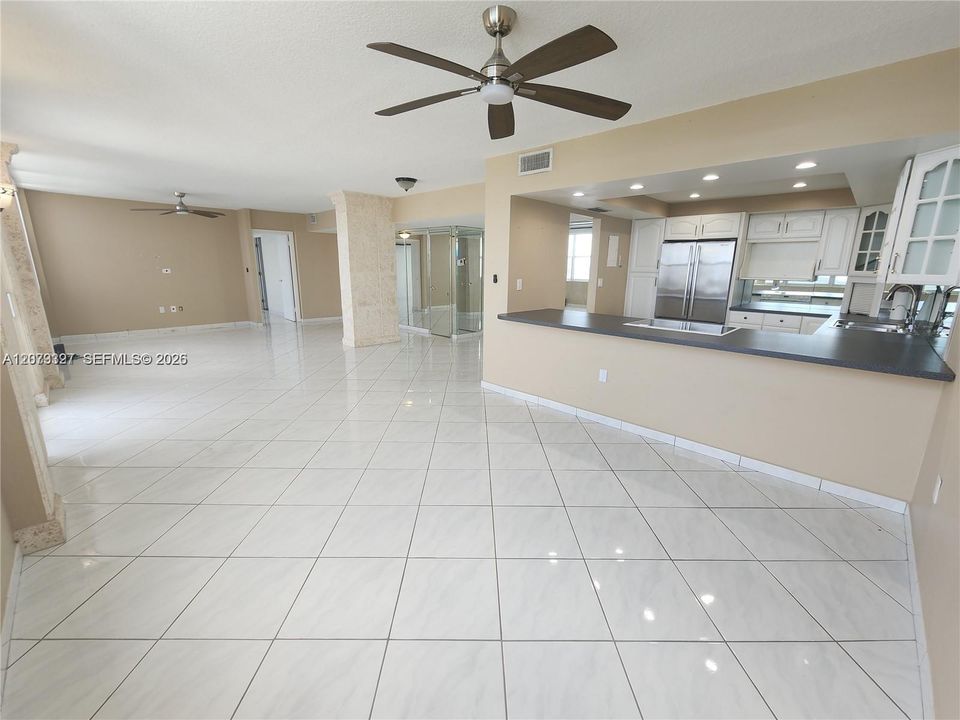 En Venta: $425,000 (1 camas, 2 baños, 1124 Pies cuadrados)