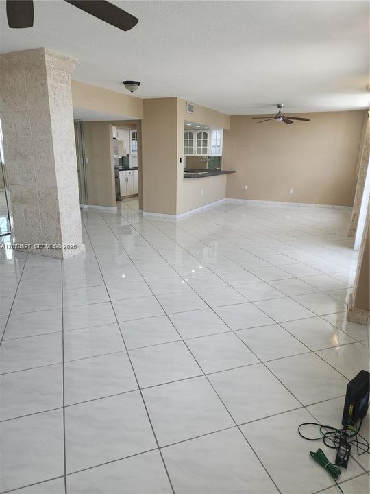 En Venta: $425,000 (1 camas, 2 baños, 1124 Pies cuadrados)