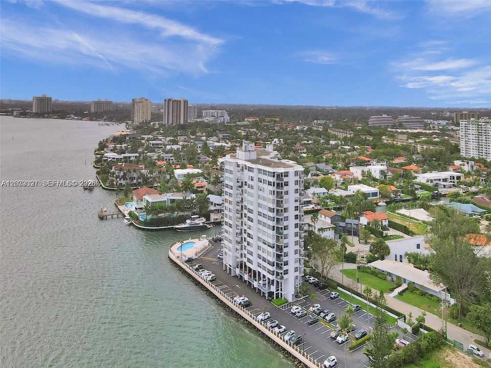 En Venta: $425,000 (1 camas, 2 baños, 1124 Pies cuadrados)