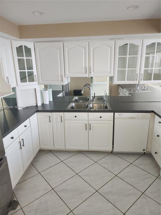 En Venta: $425,000 (1 camas, 2 baños, 1124 Pies cuadrados)