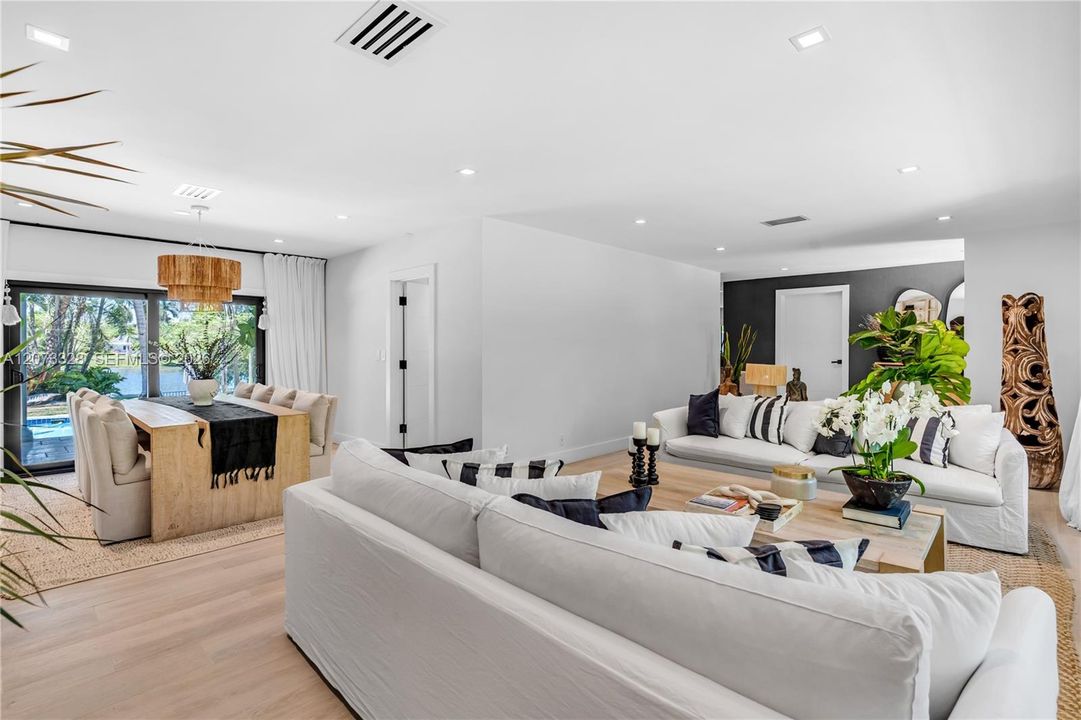 For Sale: $3,300,000 (4 beds, 2 baths, 2550 Square Feet)