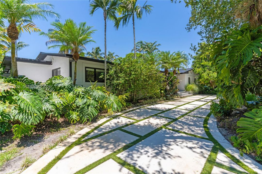 For Sale: $3,300,000 (4 beds, 2 baths, 2550 Square Feet)