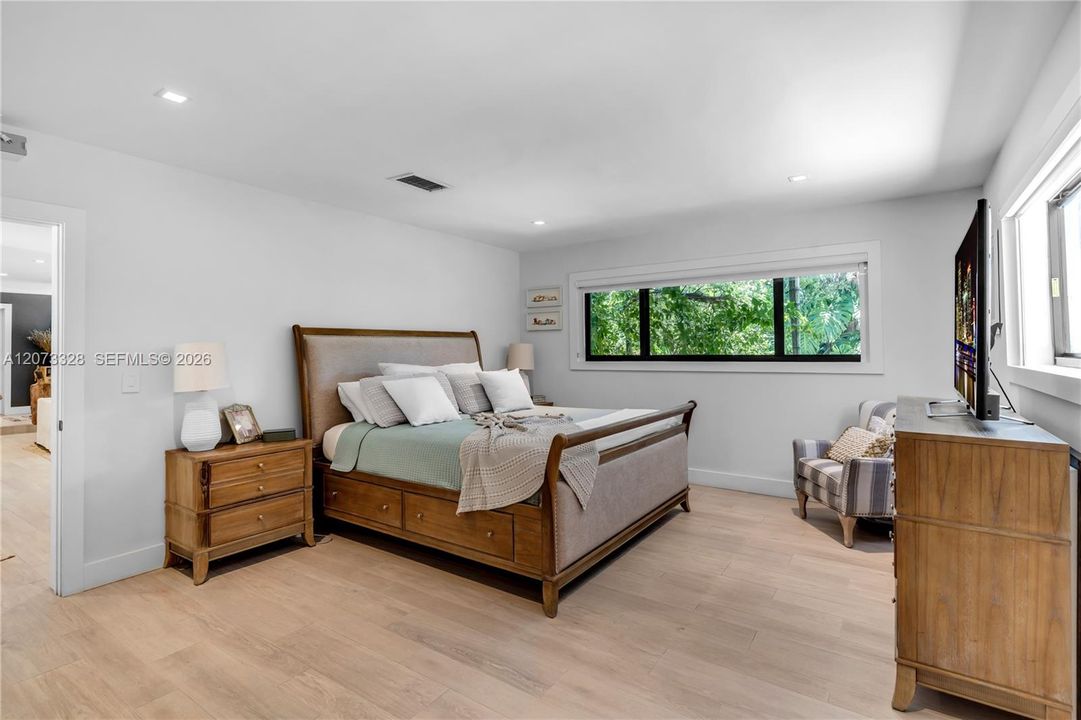 For Sale: $3,300,000 (4 beds, 2 baths, 2550 Square Feet)